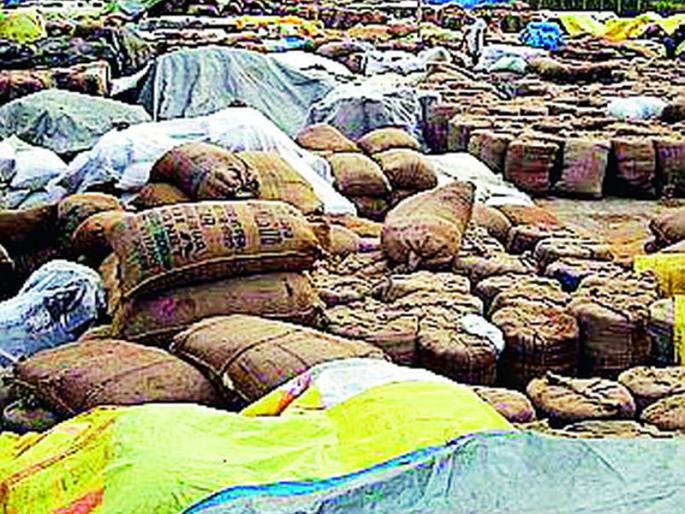 Robbery of farmers at the paddy shopping center | धान खरेदी केंद्रात शेतकऱ्यांची लूट Robbery of farmers at the paddy shopping center | धान खरेदी केंद्रात शेतकऱ्यांची लूट