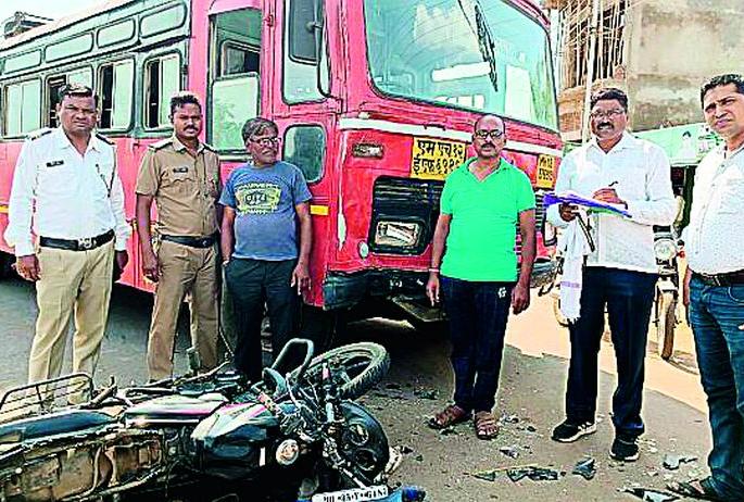 Two-wheeler teacher killed in bus crash | बसच्या धडकेत दुचाकीस्वार शिक्षक ठार Two-wheeler teacher killed in bus crash | बसच्या धडकेत दुचाकीस्वार शिक्षक ठार