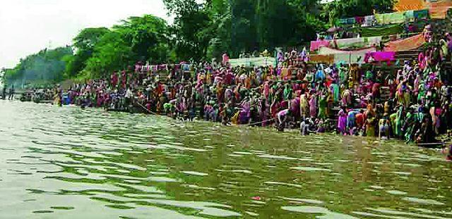 Thousands of women have made sacred arrangements | हजारो महिलांनी केले पवित्र स्रान Thousands of women have made sacred arrangements | हजारो महिलांनी केले पवित्र स्रान