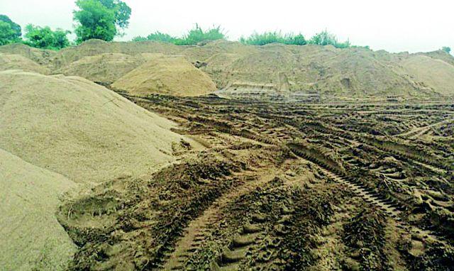 The seized seas again by the Tahsildar stolen | तहसीलदारांनी जप्त केलेल्या रेतीची पुन्हा चोरी