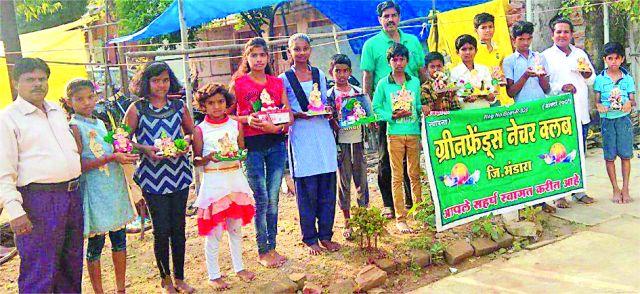 The lessons learned from making students an environment friendly song of Ganesh idol | विद्यार्थ्यांनी घेतले पर्यावरण स्नेही गणेशमूर्ती बनविण्याचे धडे The lessons learned from making students an environment friendly song of Ganesh idol | विद्यार्थ्यांनी घेतले पर्यावरण स्नेही गणेशमूर्ती बनविण्याचे धडे