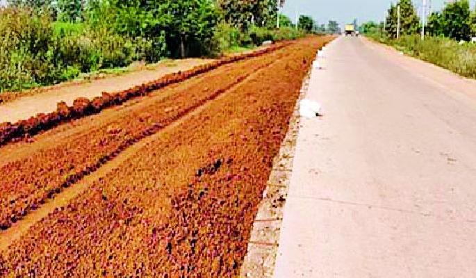 Question mark on filling of acne on the national highway | राष्ट्रीय महामार्गावर मुरुम भरावावर प्रश्नचिन्ह Question mark on filling of acne on the national highway | राष्ट्रीय महामार्गावर मुरुम भरावावर प्रश्नचिन्ह