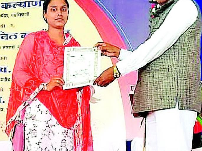 Students in rural areas first in university | ग्रामीण भागातील विद्यार्थिनी विद्यापीठात प्रथम