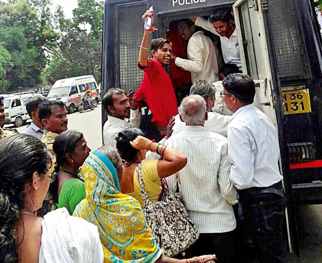 Flyover movement on the highway | महामार्गावर चक्का जाम आंदोलन