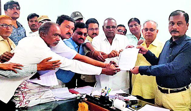 Skip district from allocation of Aadhar card | आधारकार्ड धान्य वाटपातून जिल्हा वगळा Skip district from allocation of Aadhar card | आधारकार्ड धान्य वाटपातून जिल्हा वगळा