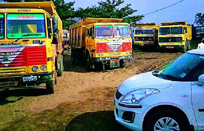 Seven smugglers were arrested by police in front of the police | पोलिसांसमोर रेती तस्करांनी पळविले १९ ट्रक