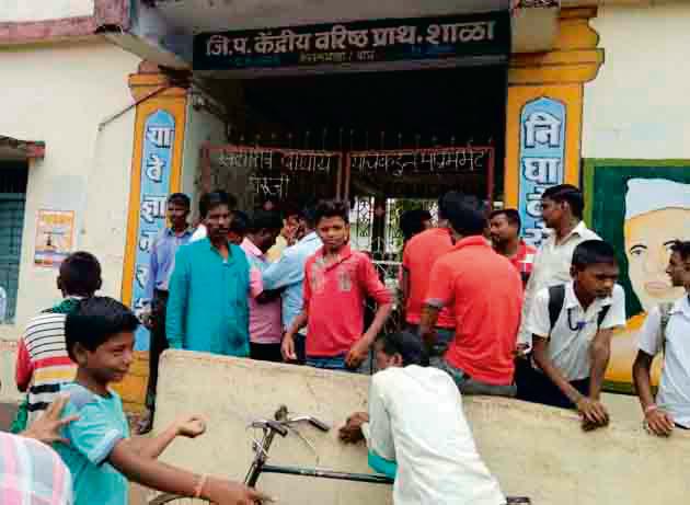 Finally transfer the assistant teacher | अखेर साहायक शिक्षिकेचे स्थानांतरण