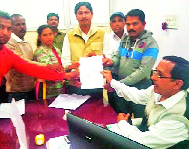 140 farmers give self-indication alert | १४० शेतकऱ्यांनी दिला आत्मदहनाचा इशारा 140 farmers give self-indication alert | १४० शेतकऱ्यांनी दिला आत्मदहनाचा इशारा