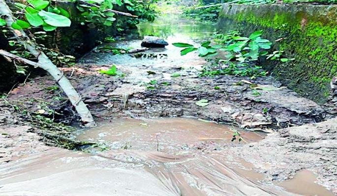 The main canal of Ravanwadi reservoir fled | रावणवाडी जलाशयाच्या मुख्य कालव्याला भगदाड