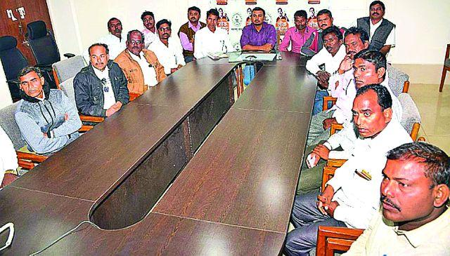 Direct interaction with the Chief Ministers of the beneficiary farmers | लाभार्थी शेतकऱ्यांचा मुख्यमंत्र्यांशी थेट संवाद