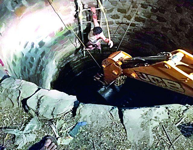 The youth saved his life | तरुणाने वाचविले बैलाचे प्राण The youth saved his life | तरुणाने वाचविले बैलाचे प्राण