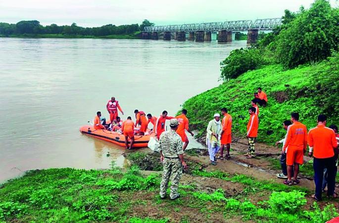 15 devotees trapped in Nrusinha temple released | नृसिंह मंदिरात अडकलेल्या 15 भाविकांची सुटका