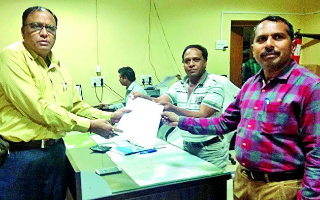 Eventually, the land transfer process is complete | अखेर जमीन हस्तांतरणाची प्रक्रिया पूर्ण Eventually, the land transfer process is complete | अखेर जमीन हस्तांतरणाची प्रक्रिया पूर्ण