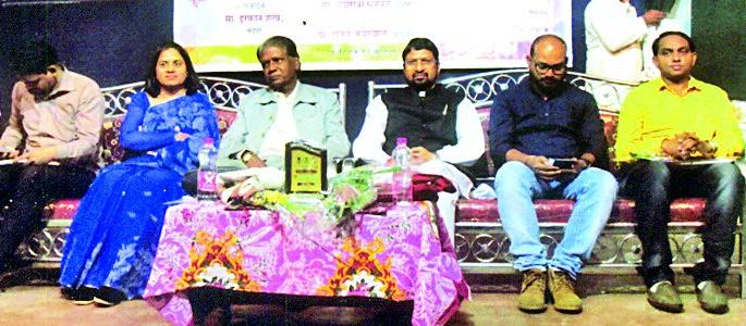 Both life's poems and poetry are difficult to live in | जीवनातील कविता आणि कवितेतील जगणे दोन्ही अवघडच Both life's poems and poetry are difficult to live in | जीवनातील कविता आणि कवितेतील जगणे दोन्ही अवघडच