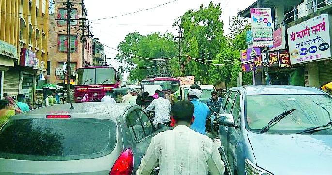 The traffic in the city is bound to be life threatening | शहरातील वाहतूक कोंडी ठरतेय जीवघेणी