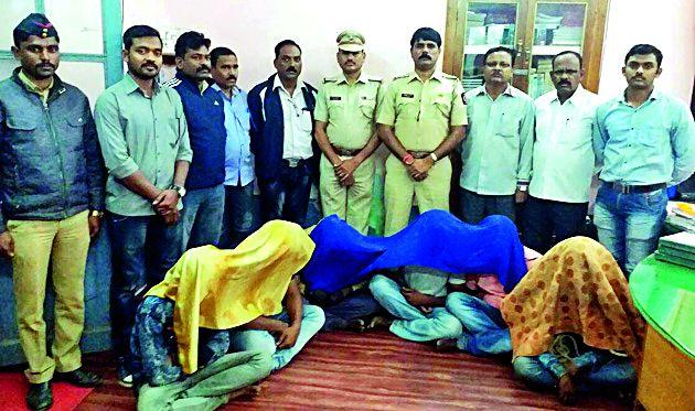 GazaAad crossing the truck filled with alcohol | दारूने भरलेला ट्रक पळविणारे गजाआड GazaAad crossing the truck filled with alcohol | दारूने भरलेला ट्रक पळविणारे गजाआड