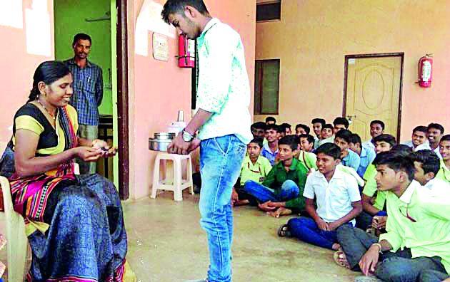 The assistant commissioner did the survey of the hostel | सहायक आयुक्तांनी केली वसतिगृहाची पाहणी The assistant commissioner did the survey of the hostel | सहायक आयुक्तांनी केली वसतिगृहाची पाहणी