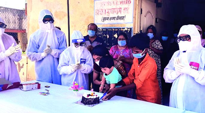 In the gape of the PPE dress, the doctors said ... | पीपीई ड्रेसच्या गराड्यात डॉक्टर्स म्हणाले...‘हॅप्पी बड्डे पिल्लूऽऽ’ In the gape of the PPE dress, the doctors said ... | पीपीई ड्रेसच्या गराड्यात डॉक्टर्स म्हणाले...‘हॅप्पी बड्डे पिल्लूऽऽ’