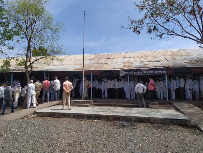 Crowd to take second dose at Brahmangavi | ब्राह्मणगावी दुसरा डोस घेण्यासाठी गर्दी