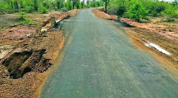 Important road work is idle | महत्त्वपूर्ण रस्त्याचे काम दर्जाहीन Important road work is idle | महत्त्वपूर्ण रस्त्याचे काम दर्जाहीन