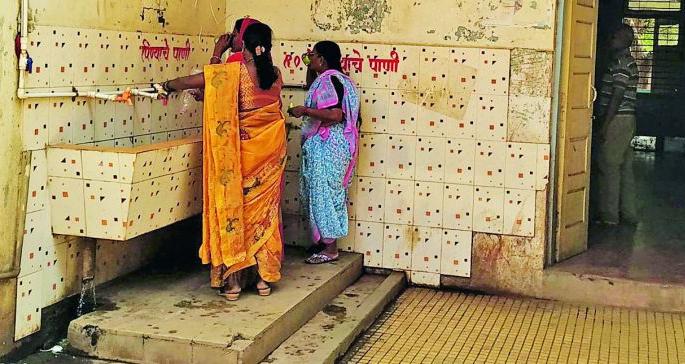 There is no water near the bus station | बसस्थानकावरील प्रवाशांचे पाण्याविना हाल