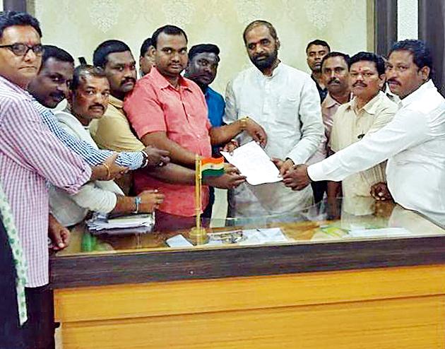 Union ministers of security guards | सुरक्षा रक्षकांचे केंद्रीय मंत्र्यांना साकडे