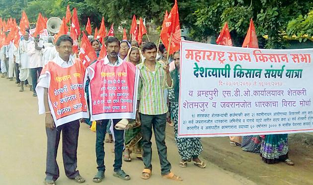 If the people of the caste hit the front of the factory | जबरानजोत धारकांचा मोर्चा कचेरीवर धडकला If the people of the caste hit the front of the factory | जबरानजोत धारकांचा मोर्चा कचेरीवर धडकला