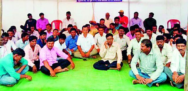 Ambuja project affected District Collectors | अंबुजा प्रकल्पग्रस्तांचे जिल्हाधिकारी कार्यालयासमोर धरणे Ambuja project affected District Collectors | अंबुजा प्रकल्पग्रस्तांचे जिल्हाधिकारी कार्यालयासमोर धरणे