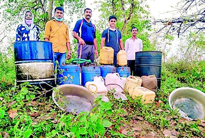 Illegal sale of village liquor in lockdown | लॉकडाऊनमध्ये गावठी दारुची अवैध विक्री