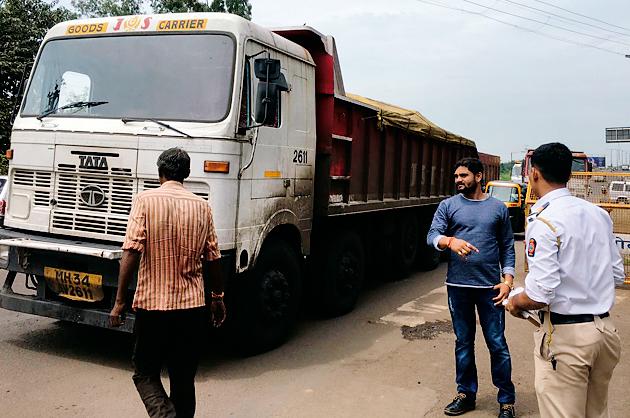 Overload transports, police abduction of travel traffic | ओव्हरलोड ट्रान्सपोर्ट, ट्रॅव्हल्स वाहतुकीला पोलिसांचे अभय