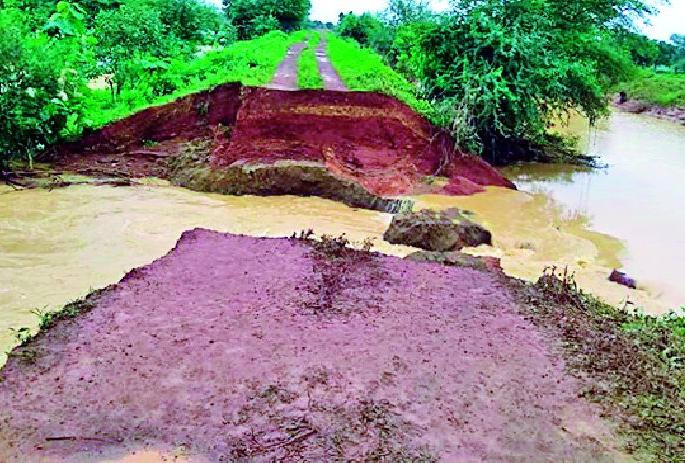 The Gosekhurd canal has been paved | गोसेखुर्द नहराची पाळ फुटली The Gosekhurd canal has been paved | गोसेखुर्द नहराची पाळ फुटली