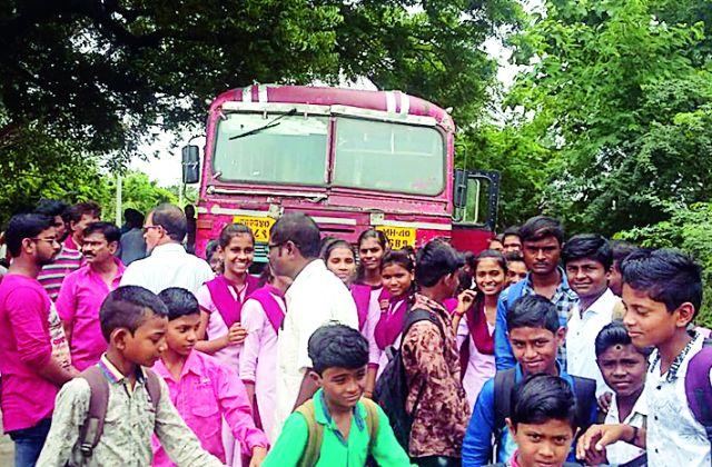Savitri's bus stands in the poses for the bus | सावित्रीच्या लेकींचा बससाठी पोवनीत ठिय्या Savitri's bus stands in the poses for the bus | सावित्रीच्या लेकींचा बससाठी पोवनीत ठिय्या