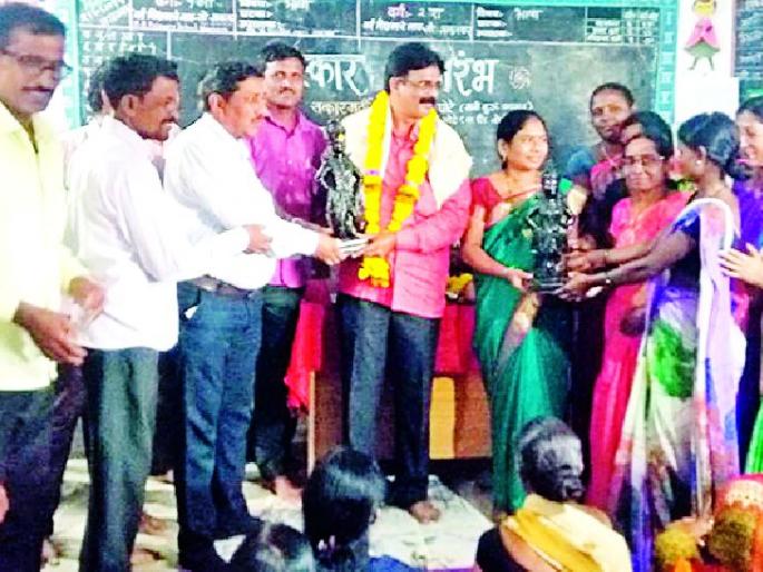 In the transfer of Guruji, the village has become hostile | गुरुजींच्या बदलीने भाऊक झाले गाव