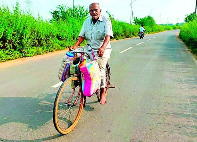 87-year-old Ramchandra's patient service continues even during Corona period | कोरोनाकाळातही ८७ वर्षीय रामचंद्रांची रुग्ण सेवा सुरूच 87-year-old Ramchandra's patient service continues even during Corona period | कोरोनाकाळातही ८७ वर्षीय रामचंद्रांची रुग्ण सेवा सुरूच