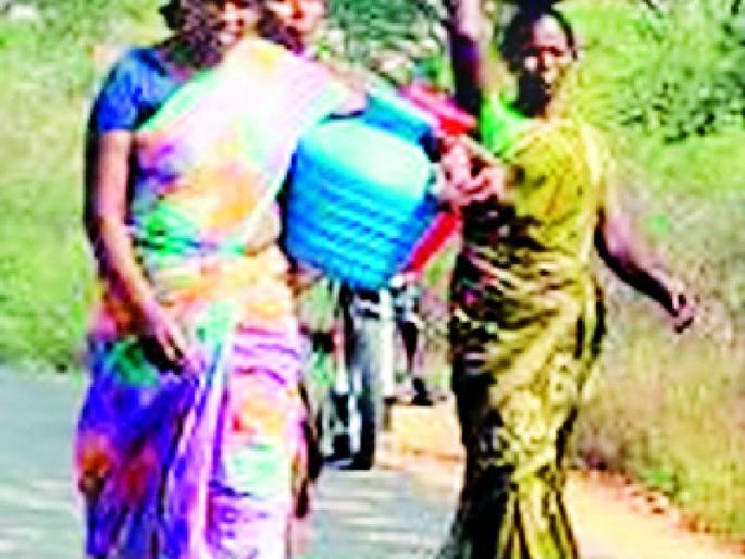 Half a kilometer of drinking water | पिण्याच्या पाण्यासाठी अर्ध्या किमीची पायपीट Half a kilometer of drinking water | पिण्याच्या पाण्यासाठी अर्ध्या किमीची पायपीट