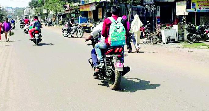 Roads in Ghugghus swallowed in encroachment | घुग्घुसमधील रस्ते अतिक्रमणात गिळंकृत Roads in Ghugghus swallowed in encroachment | घुग्घुसमधील रस्ते अतिक्रमणात गिळंकृत