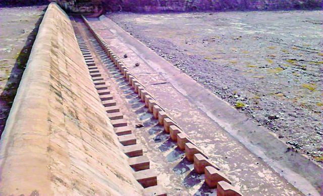 The dam washed and water washed | धरण आटले, पाणी पेटले