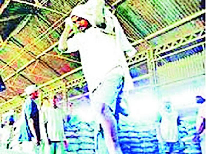 Having a tummy on hand will lead to financial crisis | हातावर पोट असणारे आर्थिक संकटात भरडणार Having a tummy on hand will lead to financial crisis | हातावर पोट असणारे आर्थिक संकटात भरडणार