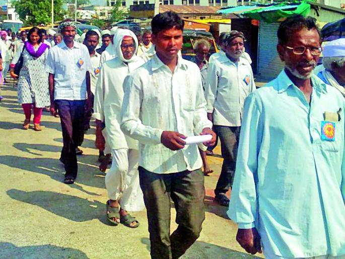 Workers hit Algher's forest area office | श्रमिक एल्गारची वनपरिक्षेत्र कार्यालयावर धडक Workers hit Algher's forest area office | श्रमिक एल्गारची वनपरिक्षेत्र कार्यालयावर धडक
