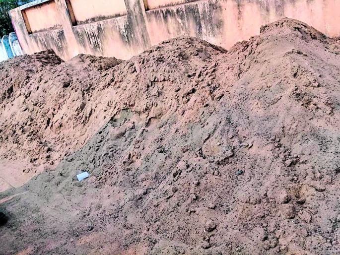 Construction of ultra-cement road in Kothari | कोठारीत निकृष्ट सिमेंट रस्ता बांधकाम Construction of ultra-cement road in Kothari | कोठारीत निकृष्ट सिमेंट रस्ता बांधकाम