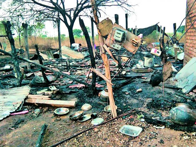 Four houses burnt in the fire at Jamgamon | जामगाव येथील आगीत चार घरे जळून खाक Four houses burnt in the fire at Jamgamon | जामगाव येथील आगीत चार घरे जळून खाक