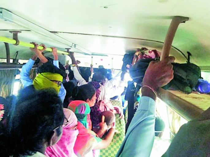 Passengers travel in private vehicles like animals | खासगी वाहनात प्रवाशांचा होतोय जनावरांसारखा प्रवास Passengers travel in private vehicles like animals | खासगी वाहनात प्रवाशांचा होतोय जनावरांसारखा प्रवास