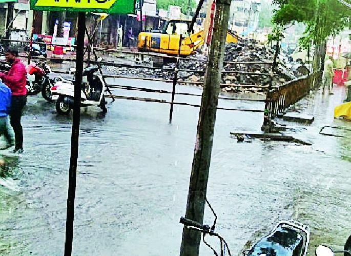 Heavy rains inundated many nallas in Chandrapur | धुवाधार पावसाने चंद्रपुरातील अनेक नाल्यांची पोलखोल Heavy rains inundated many nallas in Chandrapur | धुवाधार पावसाने चंद्रपुरातील अनेक नाल्यांची पोलखोल