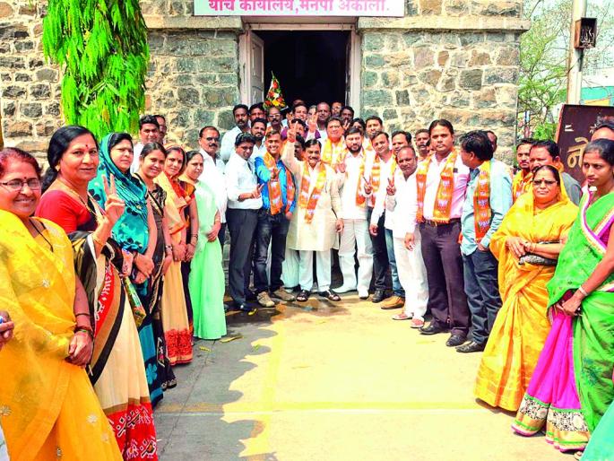 Akola Municipal Corporation's 'Standing Committee' for Ingle, Japa's municipal corporation 'Social Engineering' | अकोला महापालिकेच्या ‘स्थायी’च्या सभापतीपदी इंगळे, भाजपाचे महापालिकेत ‘सोशल इंजिनिअरिंग’ Akola Municipal Corporation's 'Standing Committee' for Ingle, Japa's municipal corporation 'Social Engineering' | अकोला महापालिकेच्या ‘स्थायी’च्या सभापतीपदी इंगळे, भाजपाचे महापालिकेत ‘सोशल इंजिनिअरिंग’
