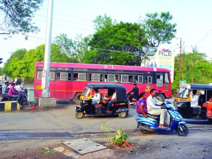 Start work of flyovers; crowd of vehicles, possibility of an accident! | उड्डाणपुलाच्या कामाला सुरुवात; वाहनांच्या गर्दीमुळे अपघाताची शक्यता! Start work of flyovers; crowd of vehicles, possibility of an accident! | उड्डाणपुलाच्या कामाला सुरुवात; वाहनांच्या गर्दीमुळे अपघाताची शक्यता!