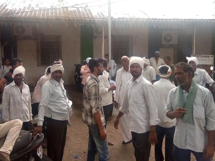 Incompetent farmers engage in engineering engineers in Jalgaon | संतप्त शेतकऱ्यांचा जळगावात कार्यकारी अभियंत्यांना घेराव Incompetent farmers engage in engineering engineers in Jalgaon | संतप्त शेतकऱ्यांचा जळगावात कार्यकारी अभियंत्यांना घेराव