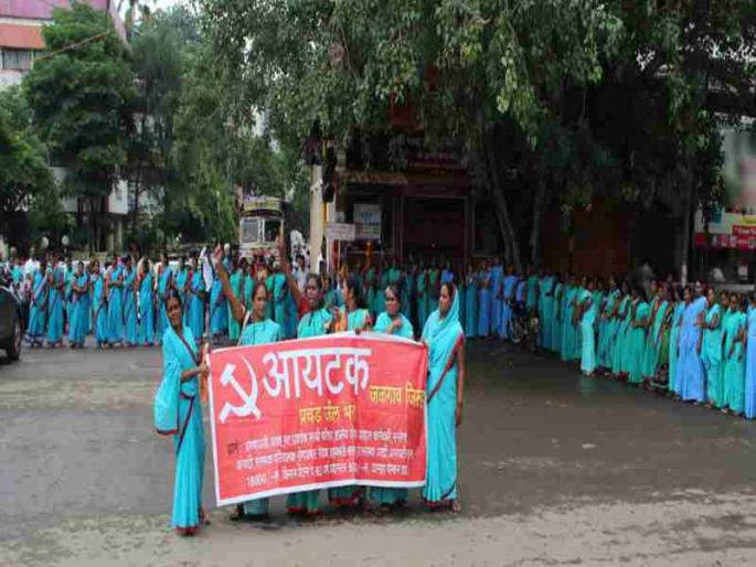   Five hundred Asha Servants from all over the district, besieged the group's promoters to the ZP | जिल्हाभरातील पाचशे आशा सेविका, गटप्रवर्तकांचा जि़.प.ला घेराव