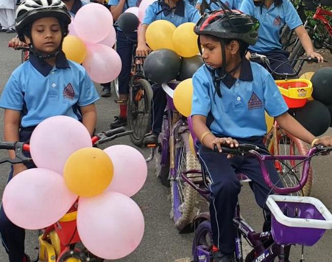 Divyang's 'Devine' cycle round | दिव्यांगांची ‘डिव्हाइन’ सायकल फेरी Divyang's 'Devine' cycle round | दिव्यांगांची ‘डिव्हाइन’ सायकल फेरी