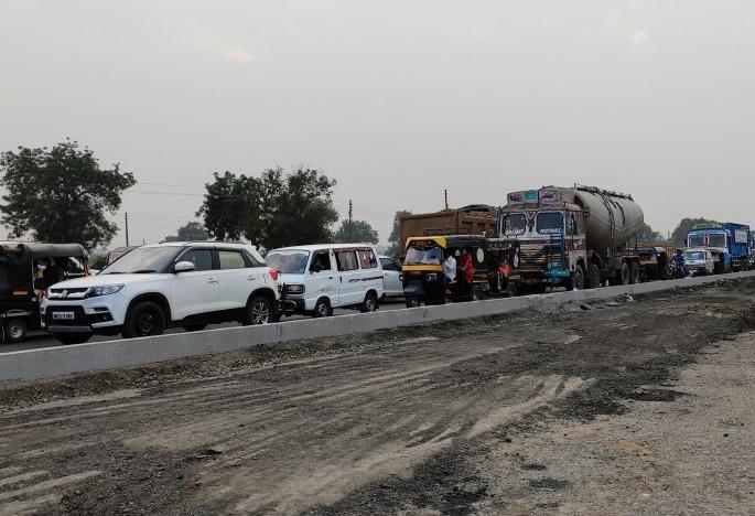 The highway became difficult | महामार्ग झाला बिकट