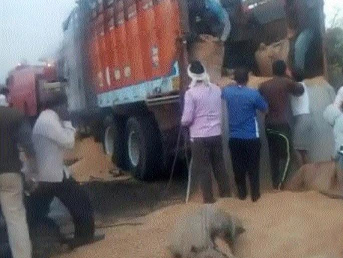 Wheat loot from a burning truck | पेटलेल्या ट्रकमधून गव्हाची लूट Wheat loot from a burning truck | पेटलेल्या ट्रकमधून गव्हाची लूट